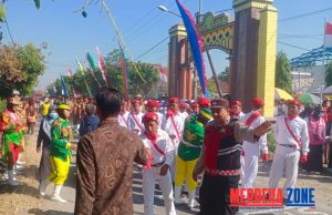 Polsek Karanggeneng Lamongan Lakukan Pengamanan Gerak Jalan Dalam Rangka Peringati Hari Kemerdekaan ke-79