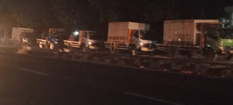 Abaikan Aturan, Puluhan Truck Bata Ringan Parkir Dibahu Jalan Nasional di Pucuk Lamongan