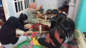 Muli Mekhanai Kayu Tabu Membuat Sulam Kerajinan Tapis Lampung