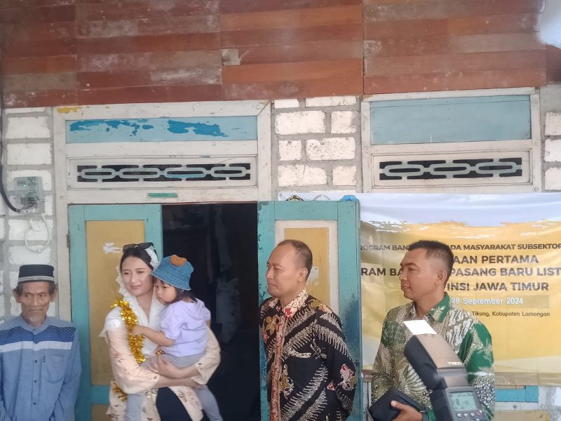 DPR RI Dyah Roro Esti Bawa Program Bantuan Pasang Listrik Baru Kepada Masyarakat Lamongan Jawa Timur