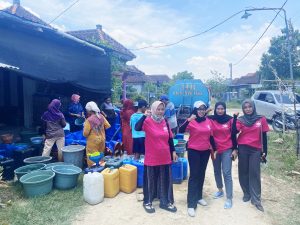 Komitmen Menangkan Bu Risma-Gus Hans, Gayatri Juga Berikan Bantuan Air Bersih di Lamongan