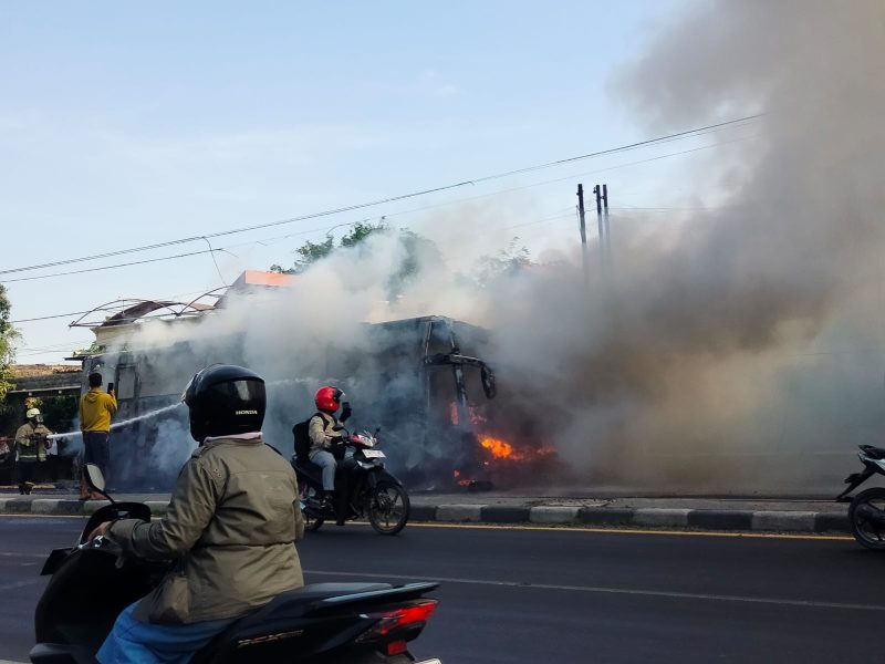 Polsek Turi Bersama Petugas PMK Bergegas Lakukan Pemadaman pada Bus Medali Mas yang terbakar di Lamongan