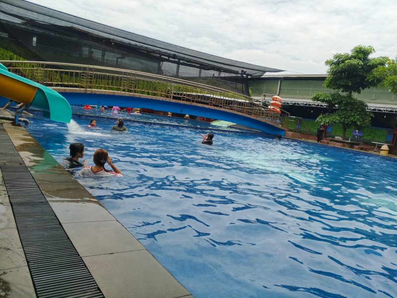 Seorang Pengunjung Kolam Renang LSC Alami Luka Akibat Terpeleset, Diduga Kelalaian Manajemen Yang Biarkan Lantai Licin