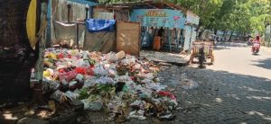 Sampah Menumpuk di Plaza Lamongan Tak Kunjung Dibersihkan, Bau Tak Sedap Bikin Pengunjung Mual