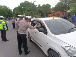Satlantas Polres Lampung Selatan Bagikan Takji dan Edukasi Tertip Lalu lintas