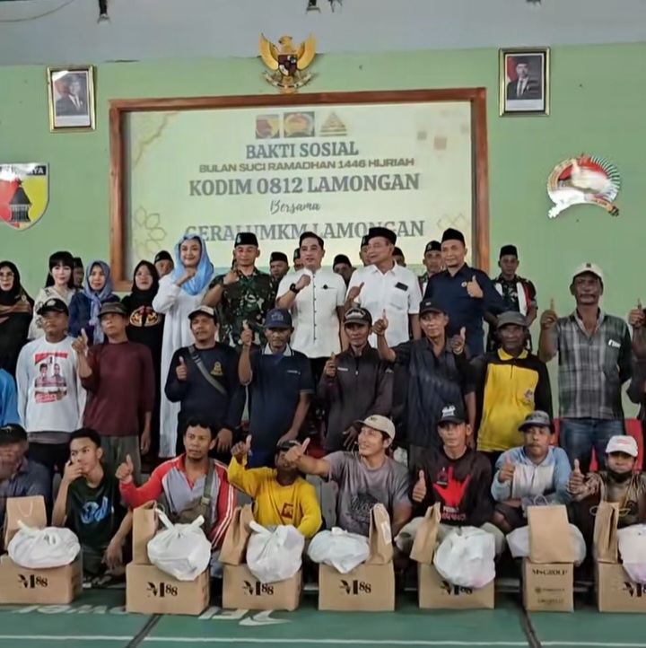 Mas Bro 88 dan Komite UMKM PKL Bersama Kodim Lamongan Berbagi Santunan Lebaran ke Kaum Dhuafa dan Tukang Becak