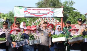 Implementasi Ketahanan Pangan, Kapolres Lamongan Serahkan Bibit Tanaman Pangan ke Warga