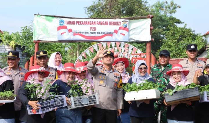 Implementasi Ketahanan Pangan, Kapolres Lamongan Serahkan Bibit Tanaman Pangan ke Warga