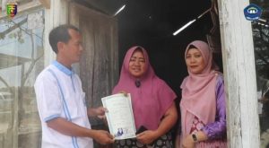 Tanpa Gengsi! Kepala SMA Negeri 2 Kalianda, Herwansyah Blusukan Secara Door to door Serahkan Ijazah Secara Gratis
