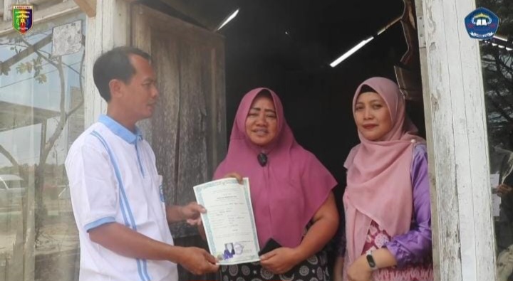 Tanpa Gengsi! Kepala SMA Negeri 2 Kalianda, Herwansyah Blusukan Secara Door to door Serahkan Ijazah Secara Gratis