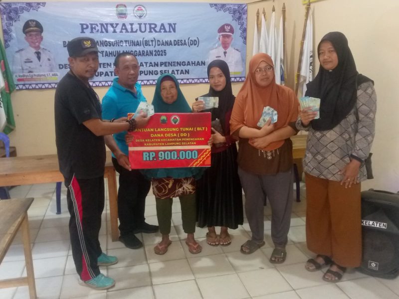 Kepala Desa Kelaten Lampung Selatan Bagikan BLT/ DD TA. 2025