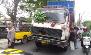 Gercep Unit Lantas Polsek Menganti Atasi Kemacetan Akibat Trailer Mogok di Jalan Raya Domas