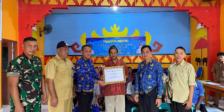 Mantap, Kepala Desa Hatta TMG Lekok Menyalurkan BLT/ DD Triwulan II TA 2025