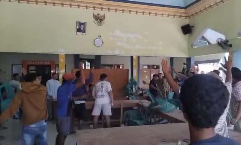 Tragedi di Banyutengah: Akses Mobil Siaga Sulit, Sebabkan Warga Meninggal, Hingga Balai Desa Ricuh