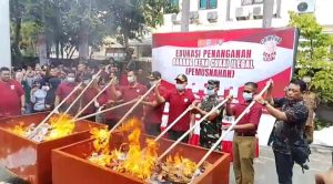 Bea Cukai Bersama Forkopimda Musnahkan Barang Bukti Produk Ilegal dan Tanpa Cukai di Kejari Lamongan