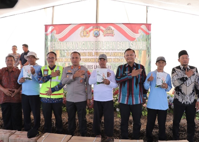 Dukung Ketahanan Pangan Nasional, Kapolres Lamongan Tanam Jagung di Lahan Baku Desa Kedali