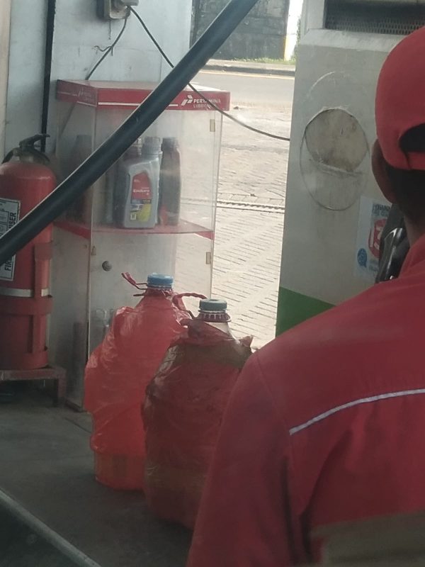 SPBU Plaosan Lamongan Diduga Abaikan Aturan, Layani Pembelian BBM Gunakan Galon Air
