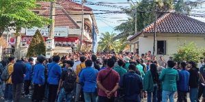 Gelar Unjuk Rasa, Mahasiswa Lamongan Tuntut Batalkan Tunjangan DPR dan Stop Kekerasan
