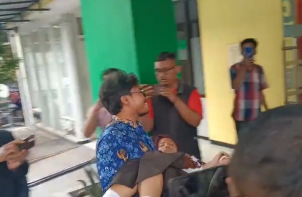 Diduga Keracunan MBG, Puluhan Pelajar SMAN 2 Lamongan Dibawa ke Rumah Sakit