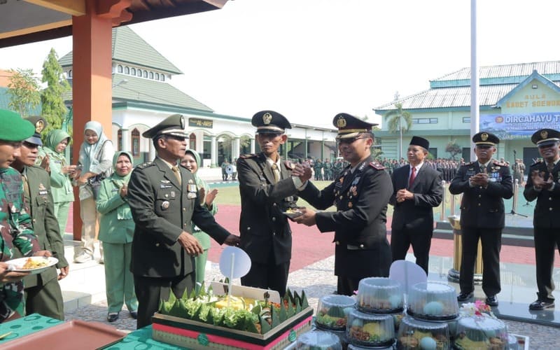 Rangkaian Surprise dari Polres Lamongan Meriahkan HUT TNI ke 80 untuk Prajurit Kodim 0812
