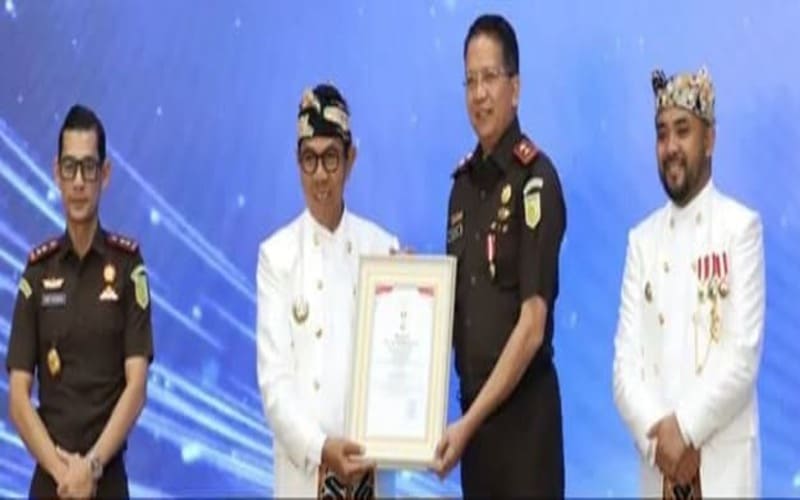 Kajati Jatim Terima Lencana Emas A‍tas Dedikasi dalam Pendampingan Hukum & Tata Kelola Daerah